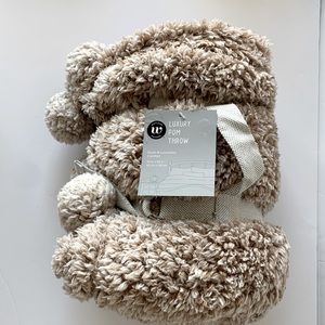 Wayland Square Luxury Pom Throw Plush & Luxurious Comfort 50 in. x 60 in. New